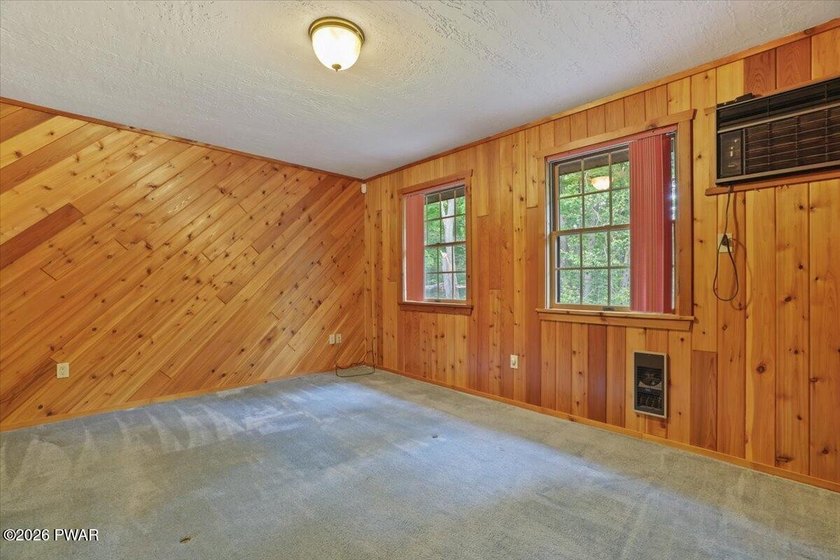 Welcome to this spacious and versatile 5-bedroom, 2-bath home - photo 33