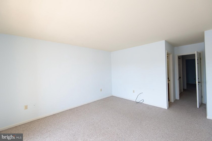 Nestled in the waterfront town of Cambridge, this townhouse - photo 33