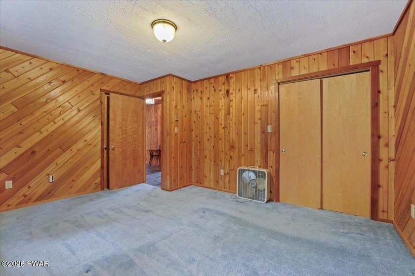 Welcome to this spacious and versatile 5-bedroom, 2-bath home - photo 34