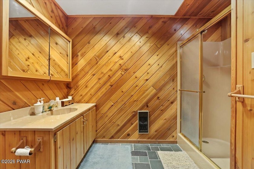 Welcome to this spacious and versatile 5-bedroom, 2-bath home - photo 38