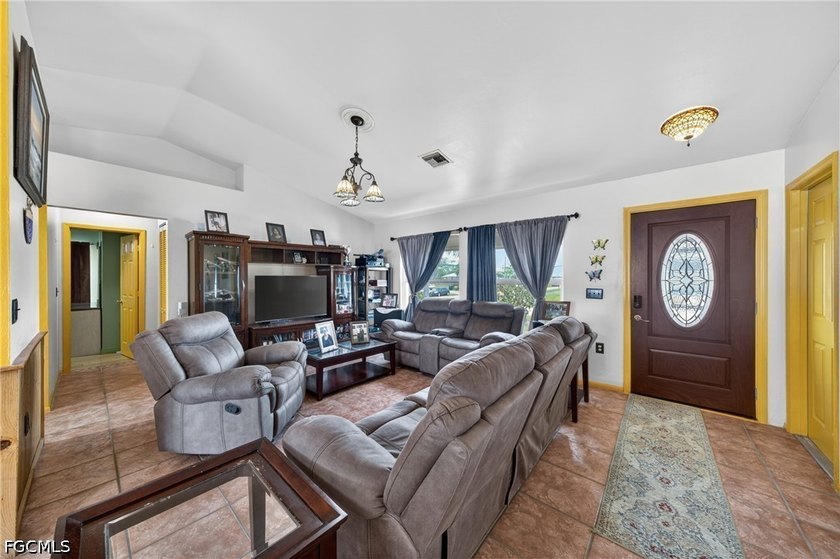 High-and-dry situated on a fenced corner lot in a - photo 3
