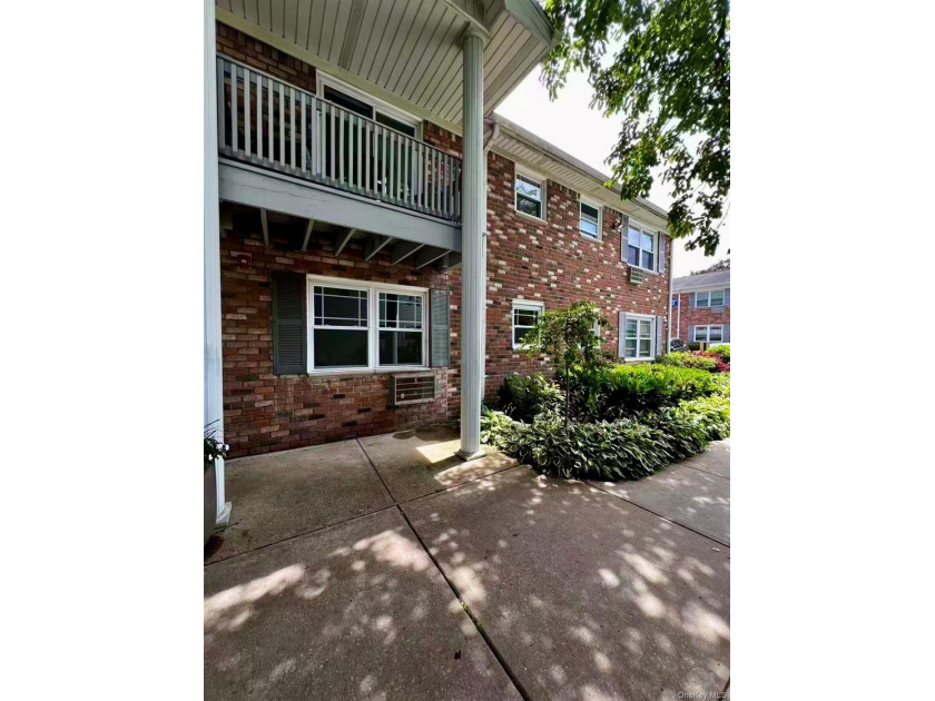 Welcome to 246 Fairharbor Drive, Patchogue! Beautifully - photo 3