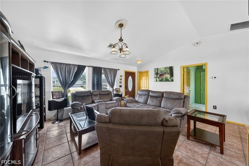 High-and-dry situated on a fenced corner lot in a - photo 4