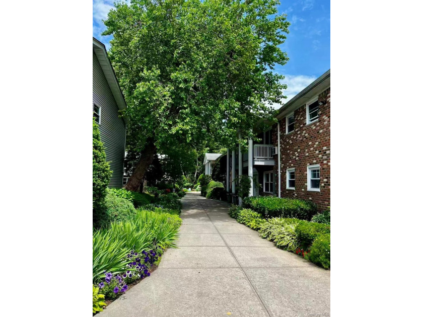 Welcome to 246 Fairharbor Drive, Patchogue! Beautifully - photo 4