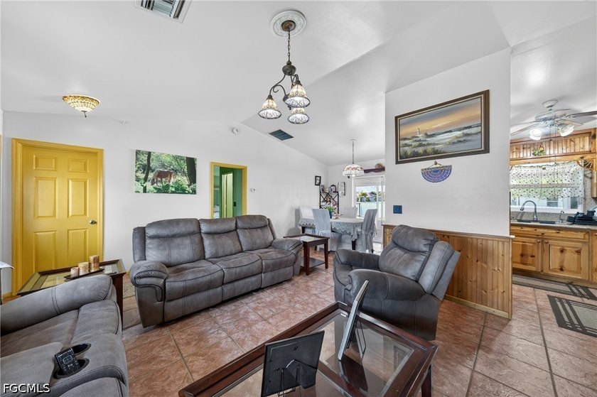 High-and-dry situated on a fenced corner lot in a - photo 5