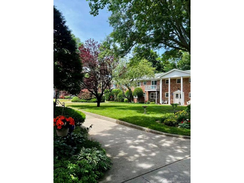 Welcome to 246 Fairharbor Drive, Patchogue! Beautifully - photo 5