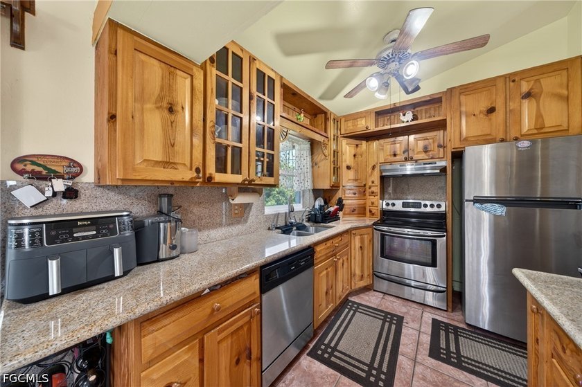 High-and-dry situated on a fenced corner lot in a - photo 8