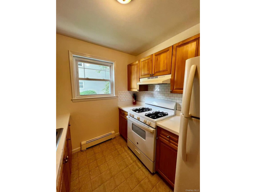 Welcome to 246 Fairharbor Drive, Patchogue! Beautifully - photo 9