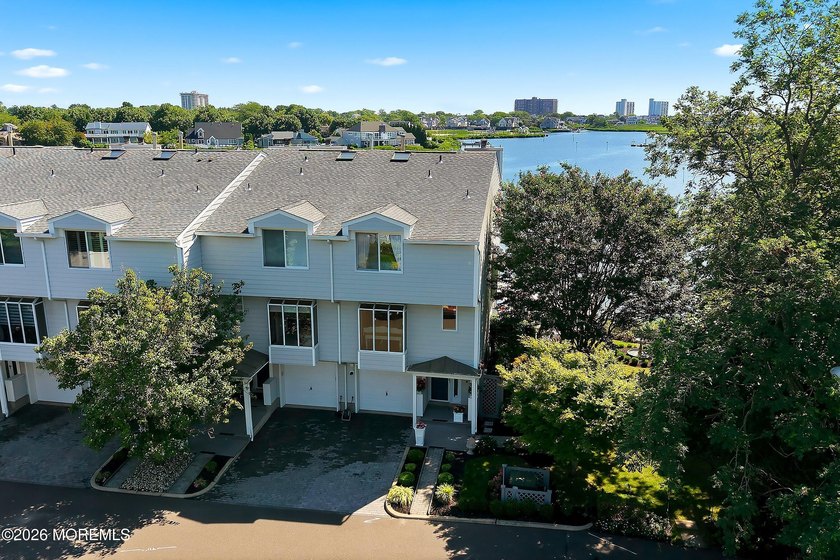 Exceptional waterfront end-unit townhouse in the highly - photo 2