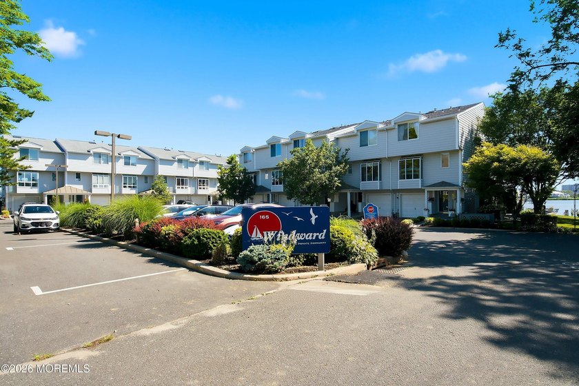 Exceptional waterfront end-unit townhouse in the highly - photo 3