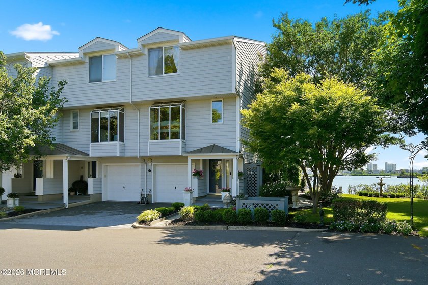 Exceptional waterfront end-unit townhouse in the highly - photo 4