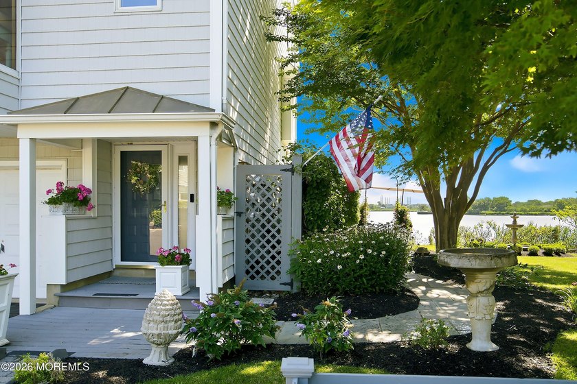 Exceptional waterfront end-unit townhouse in the highly - photo 5