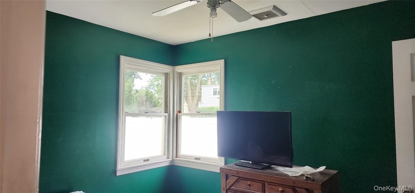 Opportunity for investor or handy homeowner! Lots of upgrades - photo 8