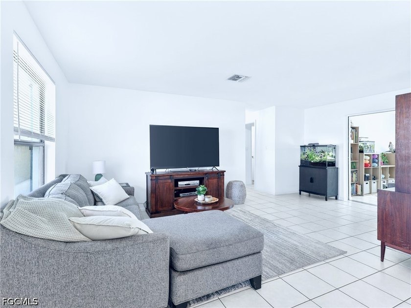 This charming 2-bedroom, 2-bathroom, 1-car garage home is - photo 8