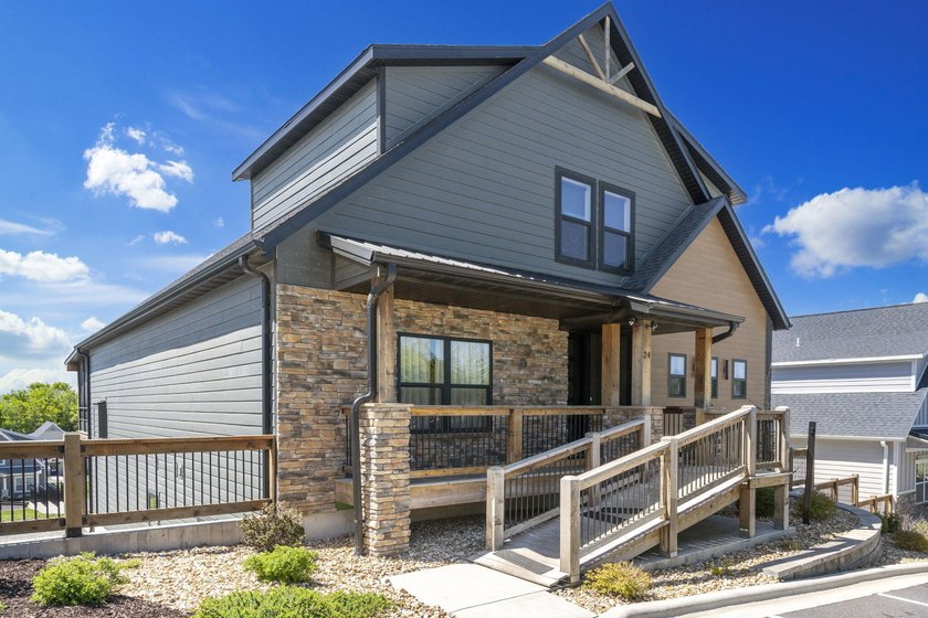 Welcome to your dream lakeside retreat! This magnificent - photo 3