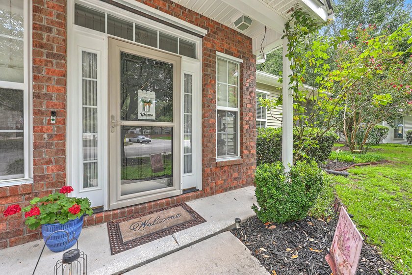 Welcome to this well-maintained single-story villa tucked away - photo 5