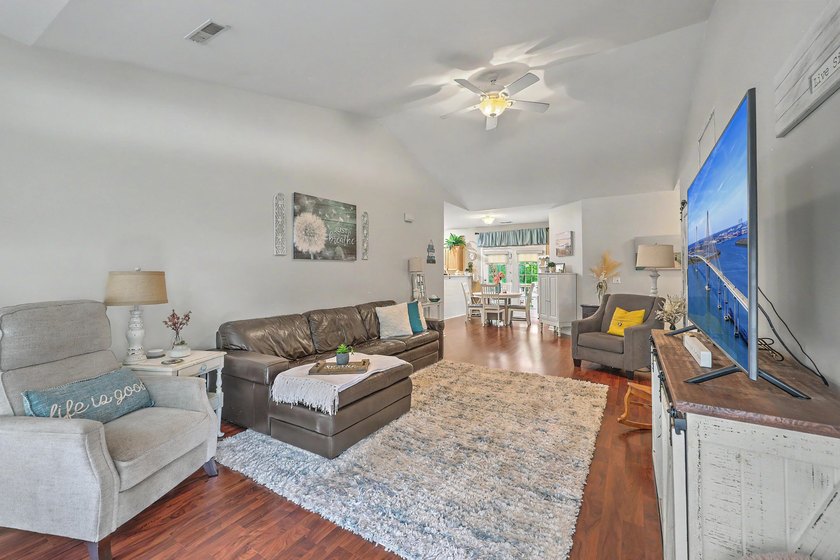 Welcome to this well-maintained single-story villa tucked away - photo 8
