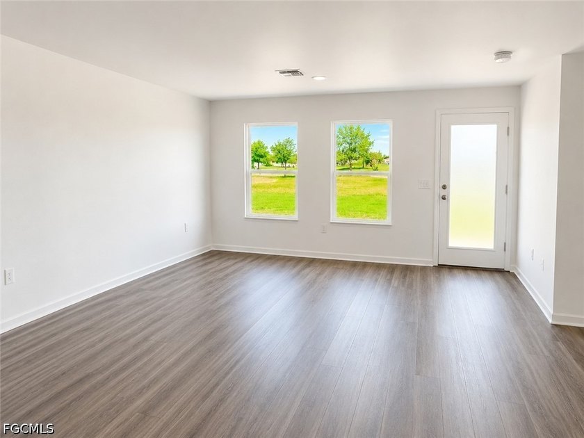 GORGEOUS SINGLE FAMILY HOME. 4-BEDROOM HOME IN A QUIET - photo 3