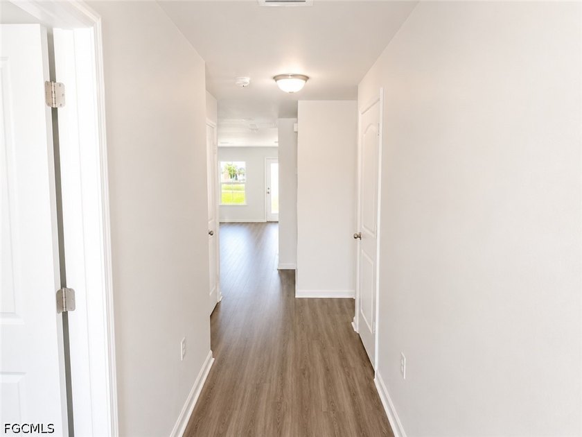 GORGEOUS SINGLE FAMILY HOME. 4-BEDROOM HOME IN A QUIET - photo 4