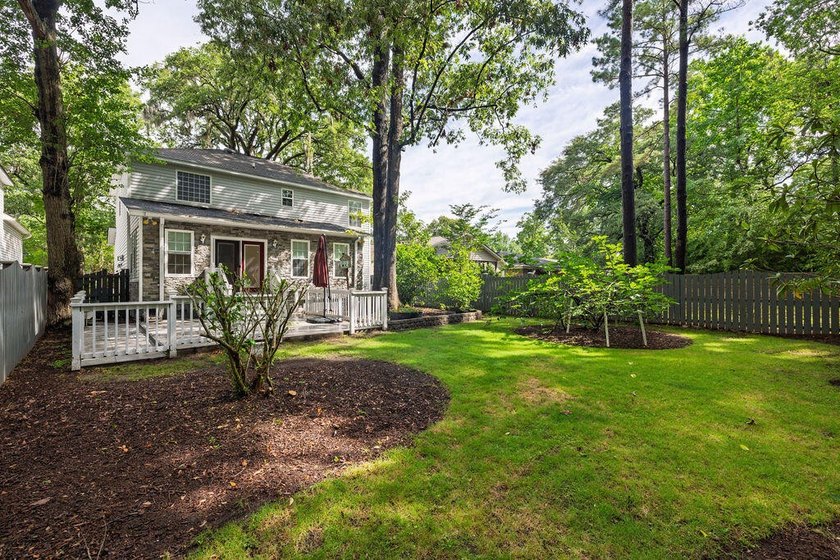 Wonderful layout with separate DR and LR and large family room - photo 8