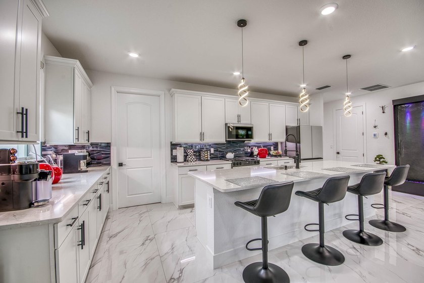 Fully remodeled and impeccably upgraded, this stunning 2 bed 2 - photo 12