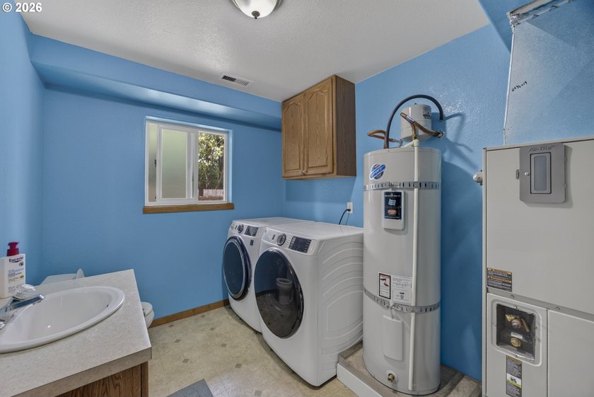 Welcome to this beautifully updated 4-bedroom, 2.5-bath home - photo 27