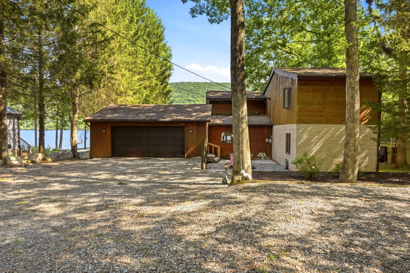 3 bedroom Lakefront Contemporary on Power-boating Lake! - photo 33