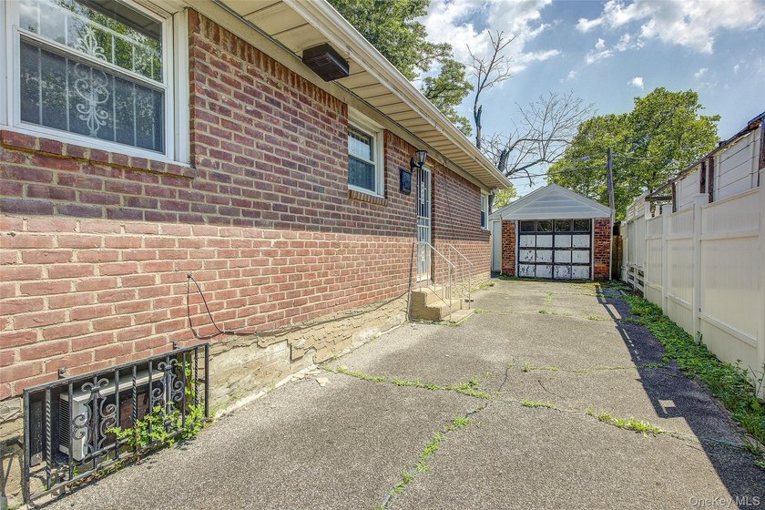 Welcome to 227-12 53rd Avenue, a remarkably spacious ranch - photo 4