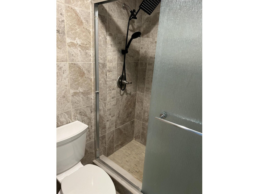 Welcome to this beautifully updated 2-bedroom, 2-bathroom - photo 19