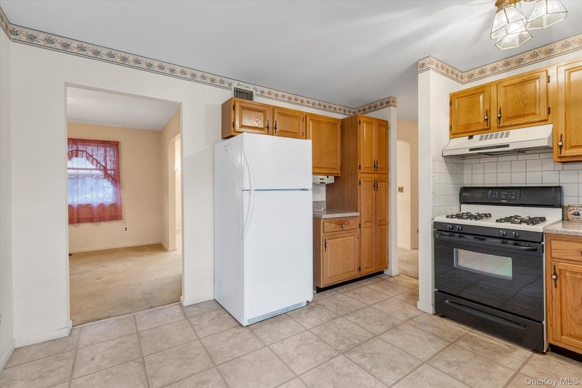 Welcome to 7 Daria Dr. Oakdale, NY - Windmill Gate 55+ Community - photo 4