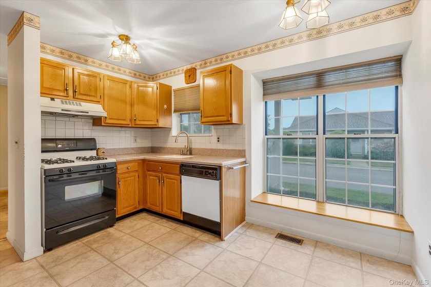 Welcome to 7 Daria Dr. Oakdale, NY - Windmill Gate 55+ Community - photo 5