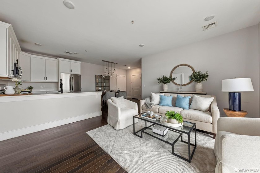 Experience Luxury Living In This Stunning 2 Bedroom, 2 Bathroom - photo 3