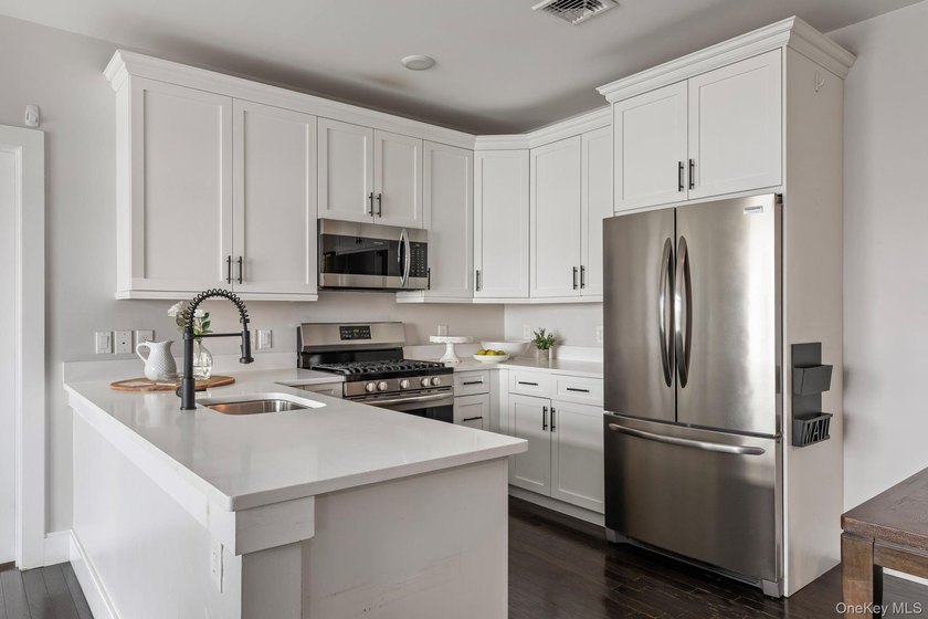 Experience Luxury Living In This Stunning 2 Bedroom, 2 Bathroom - photo 4