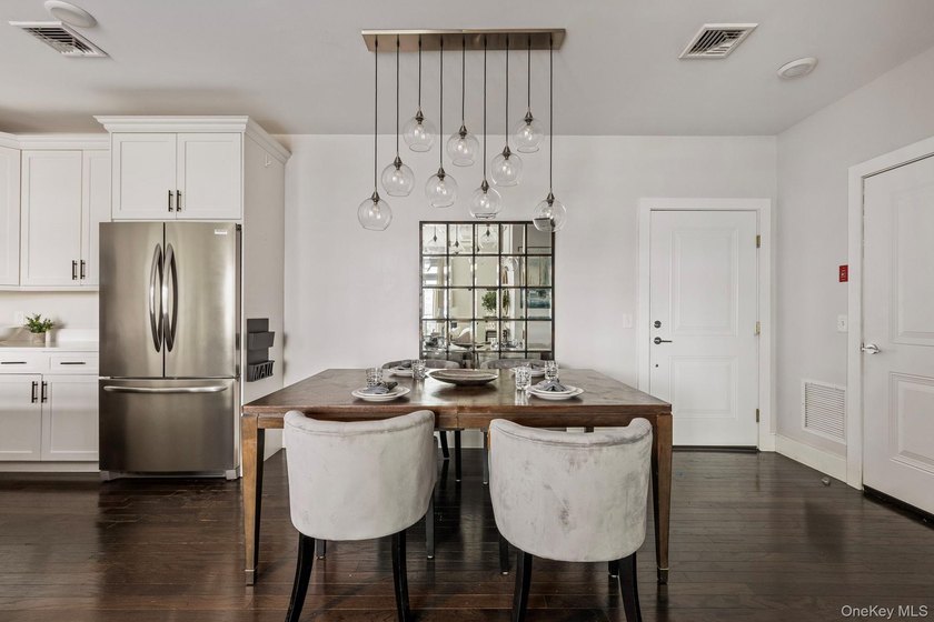Experience Luxury Living In This Stunning 2 Bedroom, 2 Bathroom - photo 5