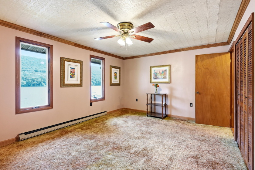 3 bedroom Lakefront Contemporary on Power-boating Lake! - photo 29