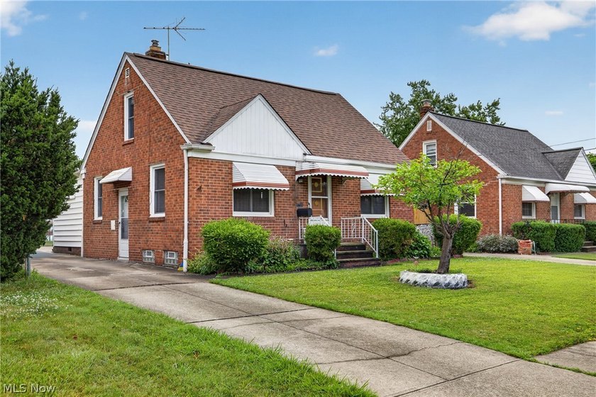 Well maintained 3 bed and 1 bath Cape-Cod. Includes dining room - photo 2