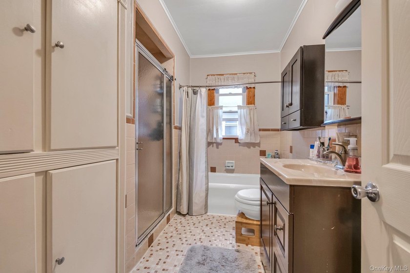 Brick detached 2-family home featuring a spacious 5-room - photo 13