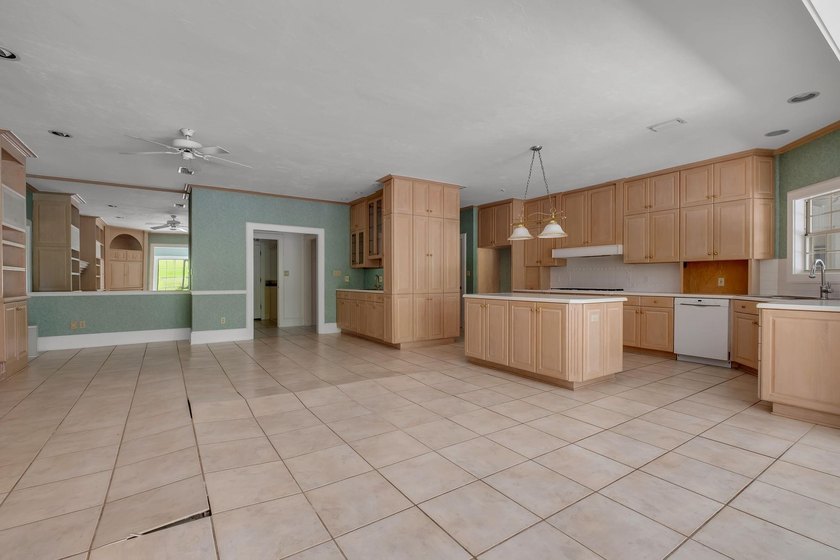Bankruptcy and Short Sale. Additional Buyer Premium to the - photo 17