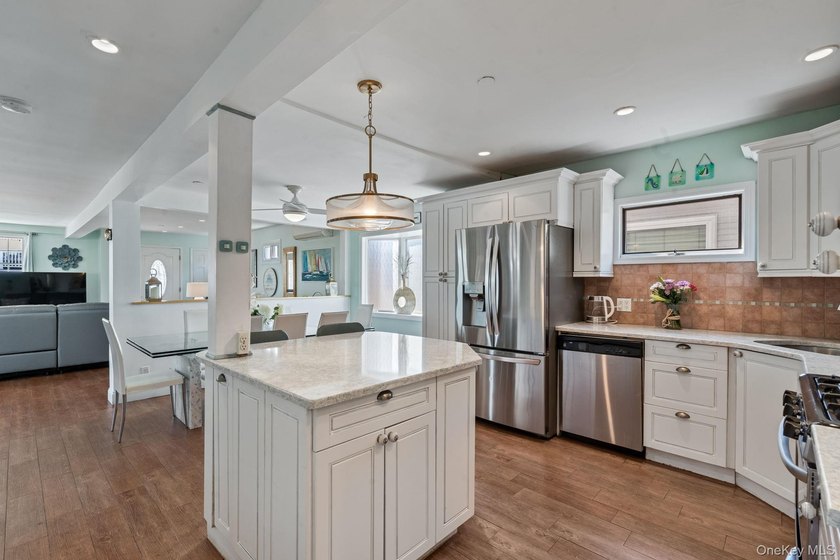 Discover Your Coastal Dream: Bay &amp; Beach Views from this West - photo 8