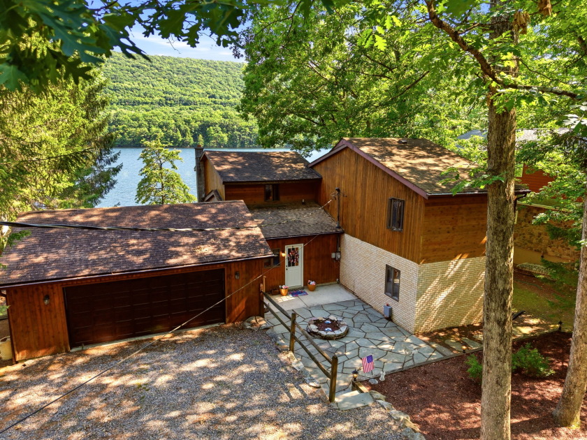 3 bedroom Lakefront Contemporary on Power-boating Lake! - photo 3