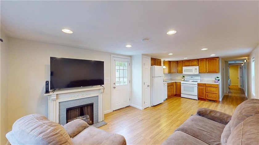 Welcome to easy, low-maintenance living in this well-kept 1985 - photo 16