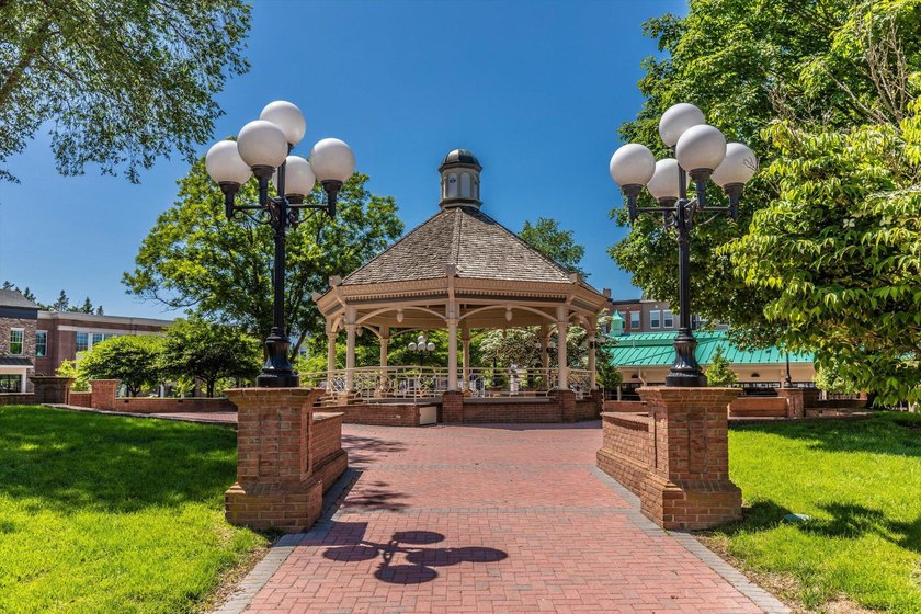 This beautifully updated end-unit Colonial townhouse in the Mill - photo 37