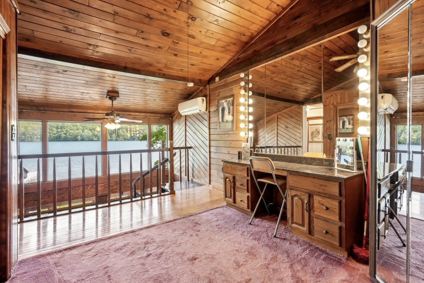 3 bedroom Lakefront Contemporary on Power-boating Lake! - photo 28