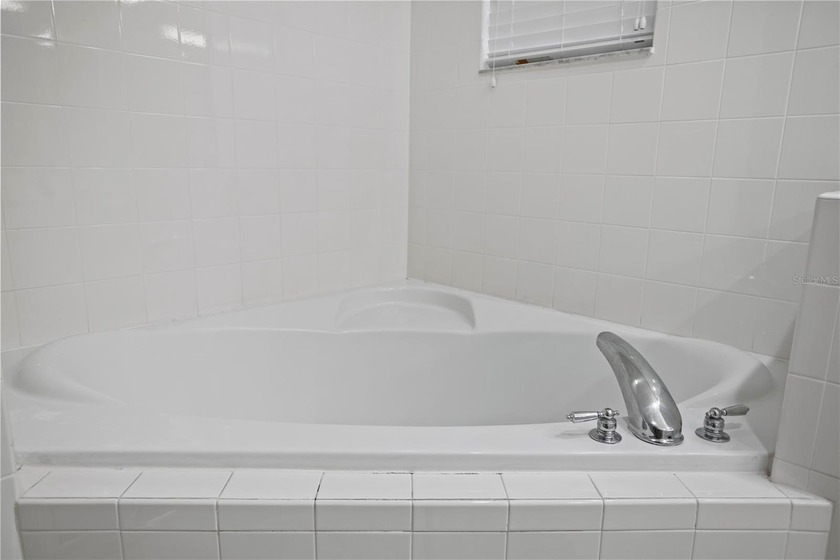 Under contract-accepting backup offers. Welcome to this - photo 16