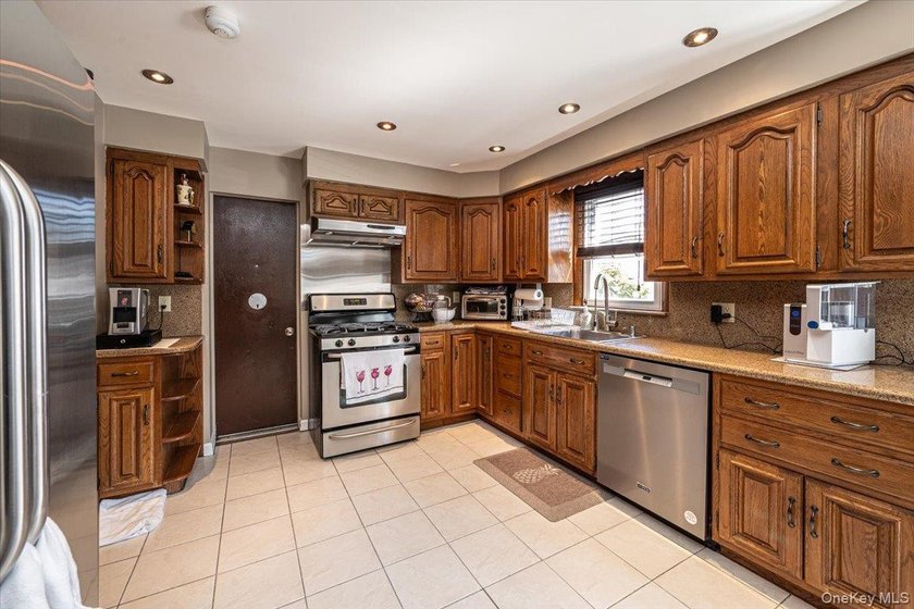 Welcome to this beautifully maintained 2-bedroom, 1.5-bath home - photo 17