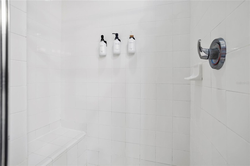 Under contract-accepting backup offers. Welcome to this - photo 18