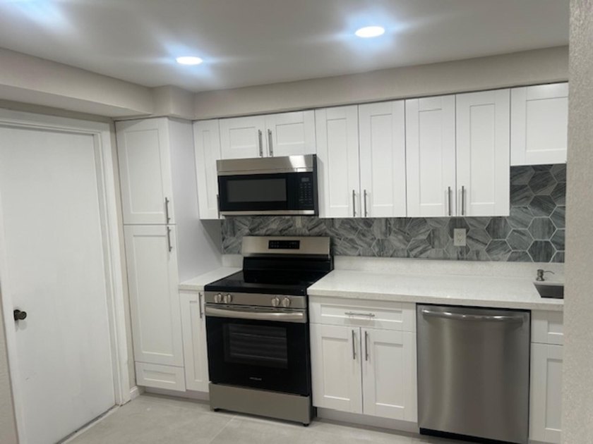Welcome to this stunning and spacious 3-bedroom, 2.5-bathroom - photo 5