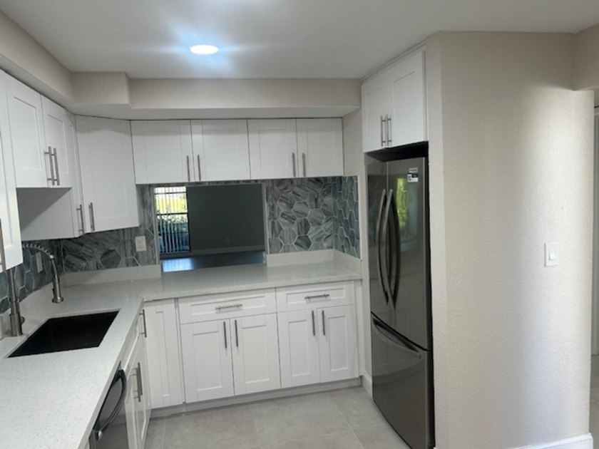 Welcome to this stunning and spacious 3-bedroom, 2.5-bathroom - photo 7