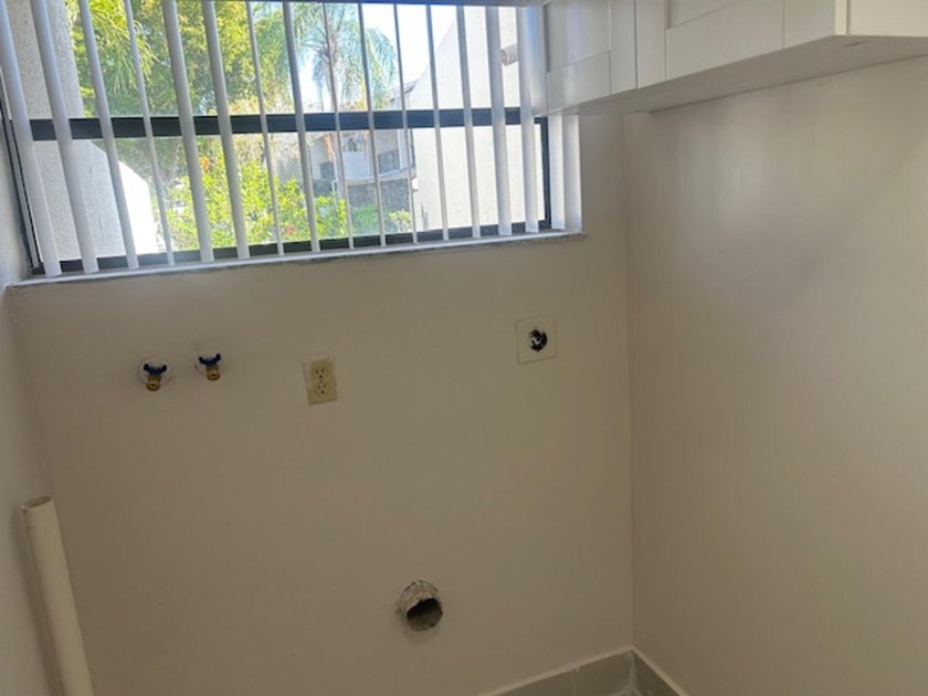 Welcome to this stunning and spacious 3-bedroom, 2.5-bathroom - photo 9