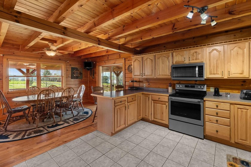 ** FRESHLY PAINTED EXTERIOR** Welcome to 811 Pinnacle Dr - a - photo 11